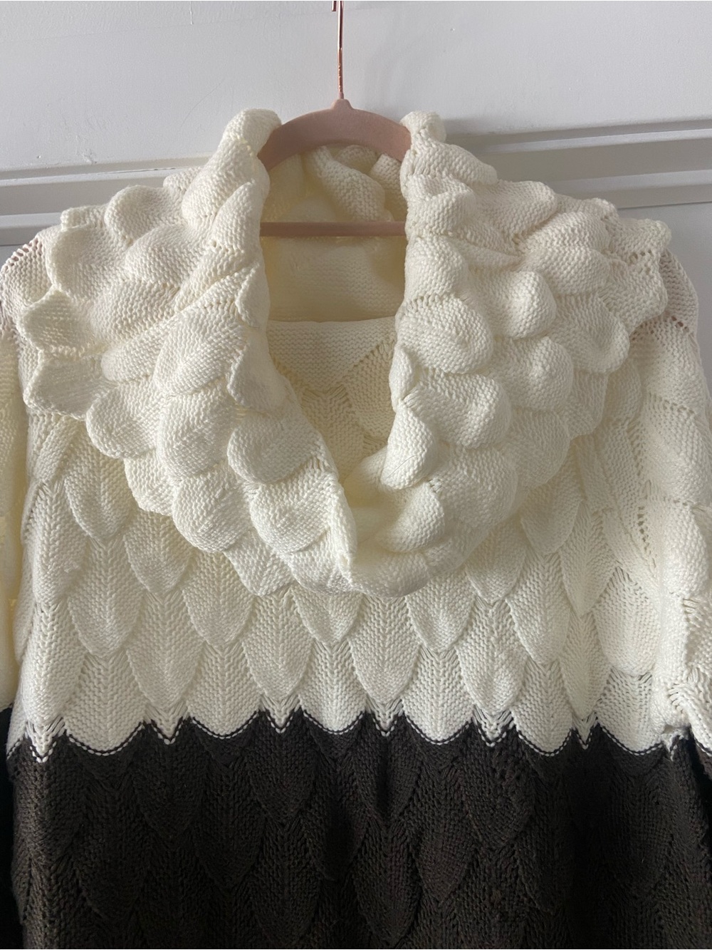 ✨Easel✨Colorblock Cable Cowl Sweater - Scalloped Feather Design - Picture 4 of 5